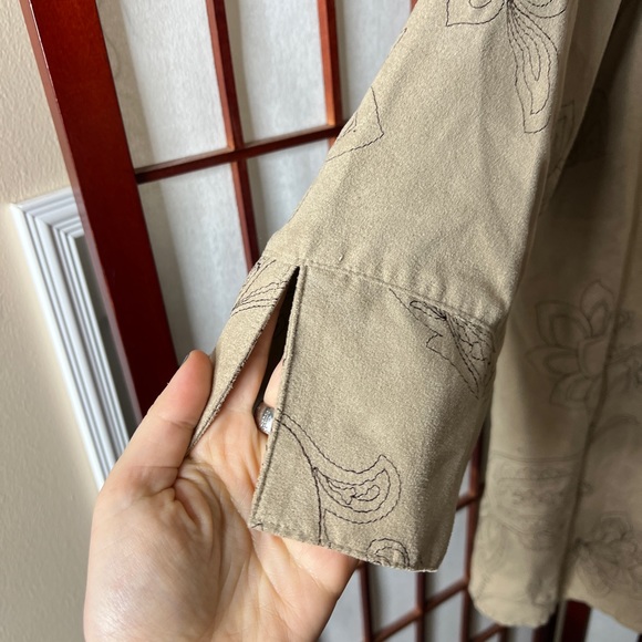 Tan brown button down top w paisley floral - Picture 2 of 6